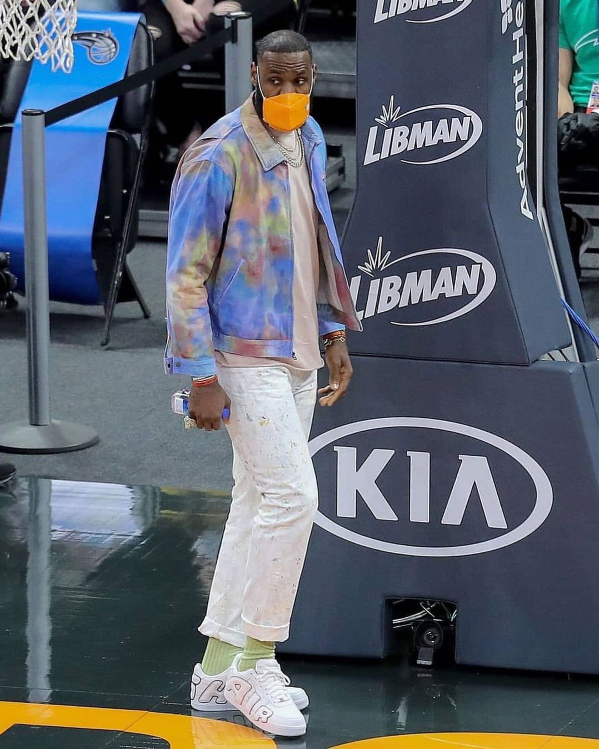 what shoe is lebron james wearing tonight