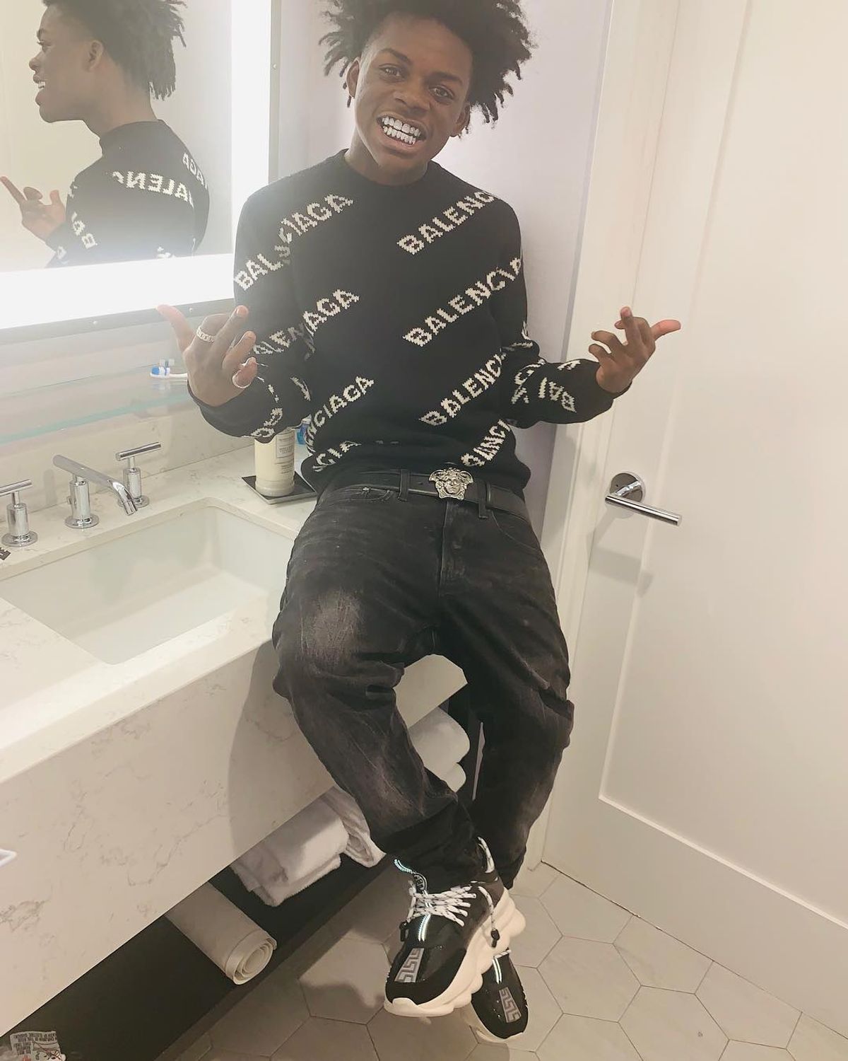 Quin NFN Outfit from April 28, 2019 | WHAT’S ON THE STAR?
