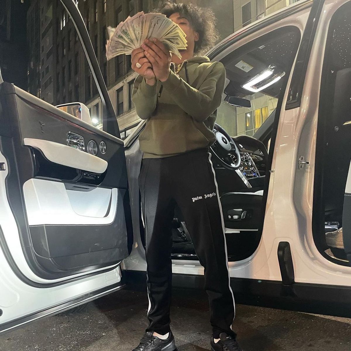 Dougie B Outfit from October 8, 2021 | WHAT’S ON THE STAR?