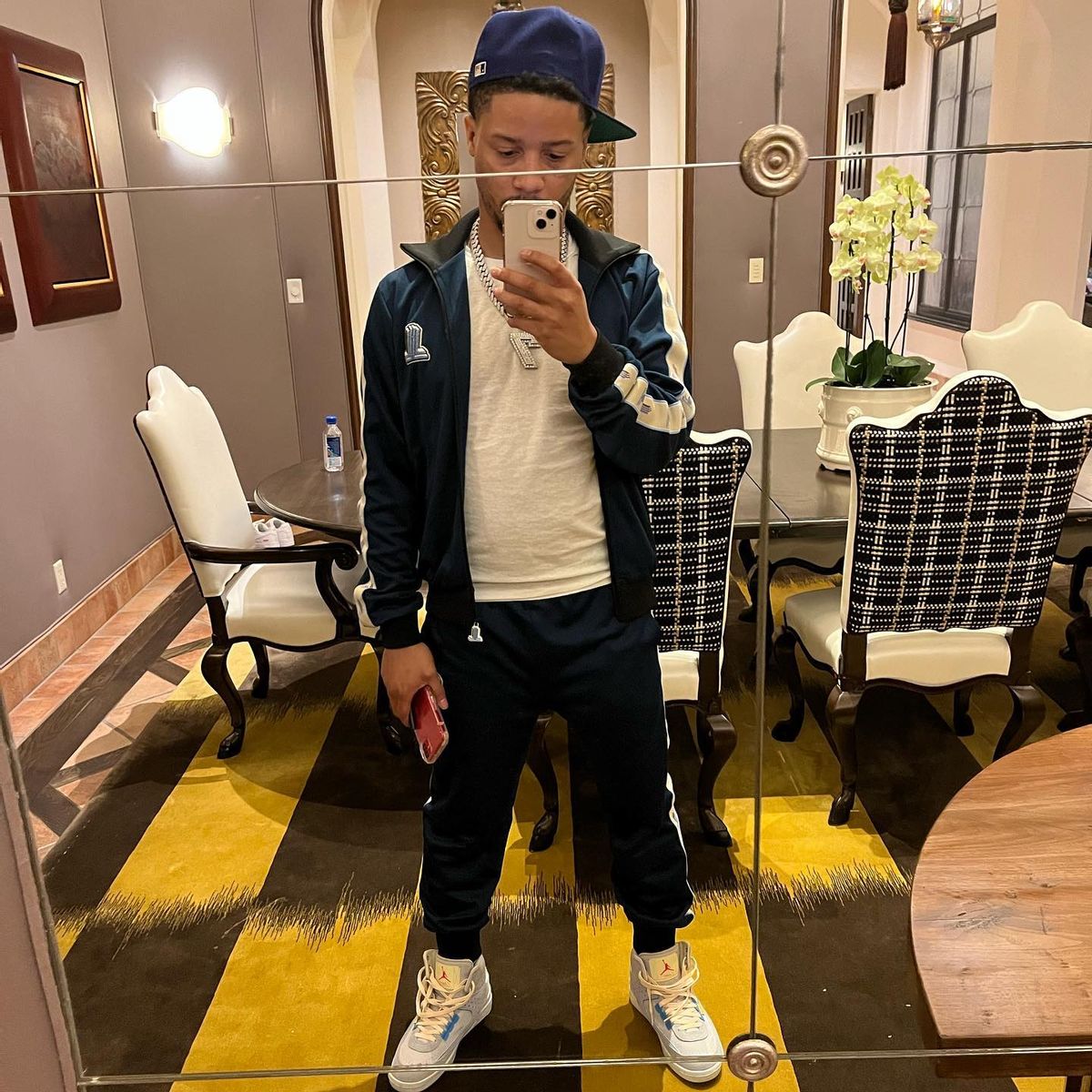 Veeze Outfit from August 25, 2022 | WHAT’S ON THE STAR?