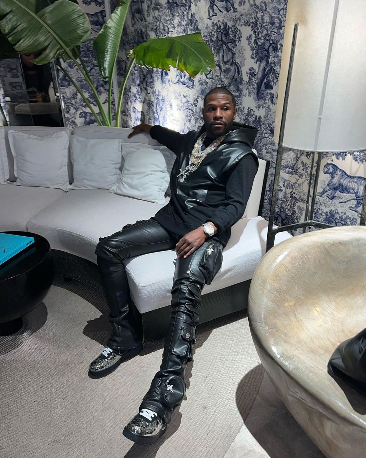Floyd Mayweather Outfit from March 22, 2023 | WHAT’S ON THE STAR?