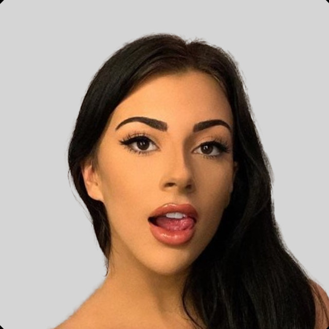 Kenna Vita: Outfits, Clothes, Style and Fashion | WHAT’S ON THE STAR?