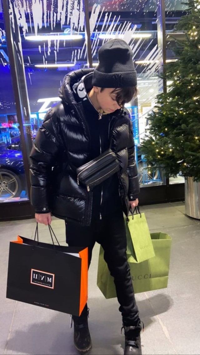 Молодой Платон Outfit from December 2, 2020 | WHAT’S ON THE STAR?